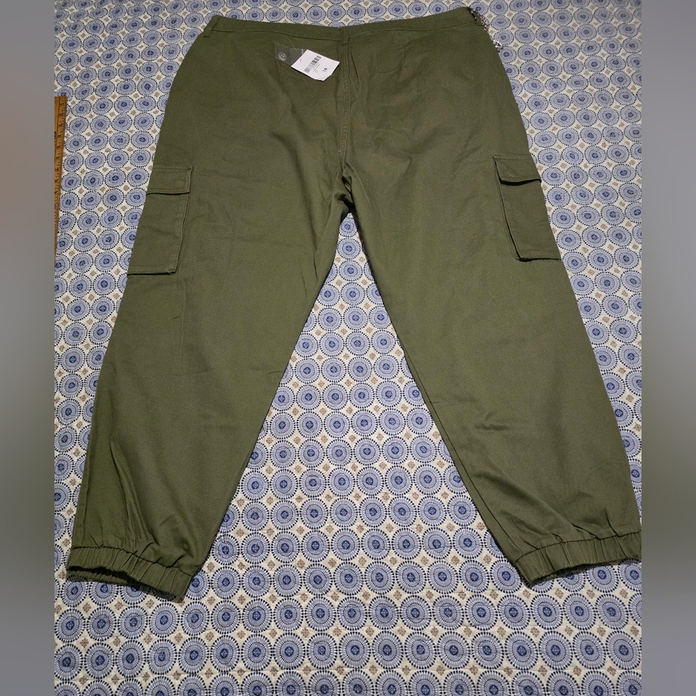 Olive Green Cargo Pants w/Chain - Picture 2 of 10